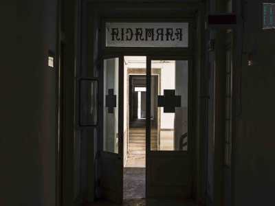Su entrambi i lati del passaggio si affacciano diversi ex reparti: su quello destro per esempio intravediamo quello della farmacia, dove venivano conservate e in alcuni casi prodotte grandi quantit� di medicine